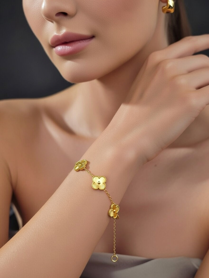 Elegant gold bracelet with floral quatrefoil motifs